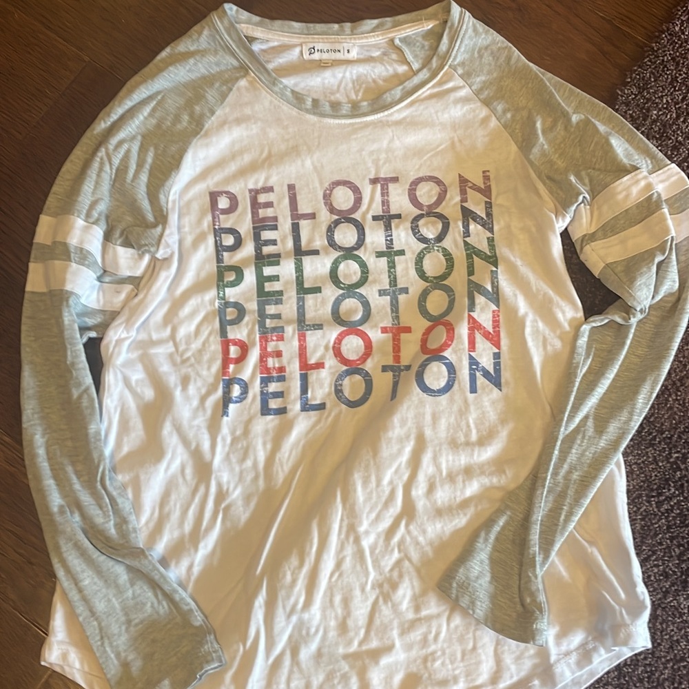 Long sleeve tee. Size small. EUC